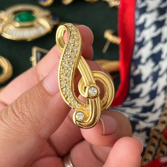 Vintage Christian Dior 🎶 Treble Clef Music Note Rhinestone Hollow Gold Brooch - Picture 1 of 6